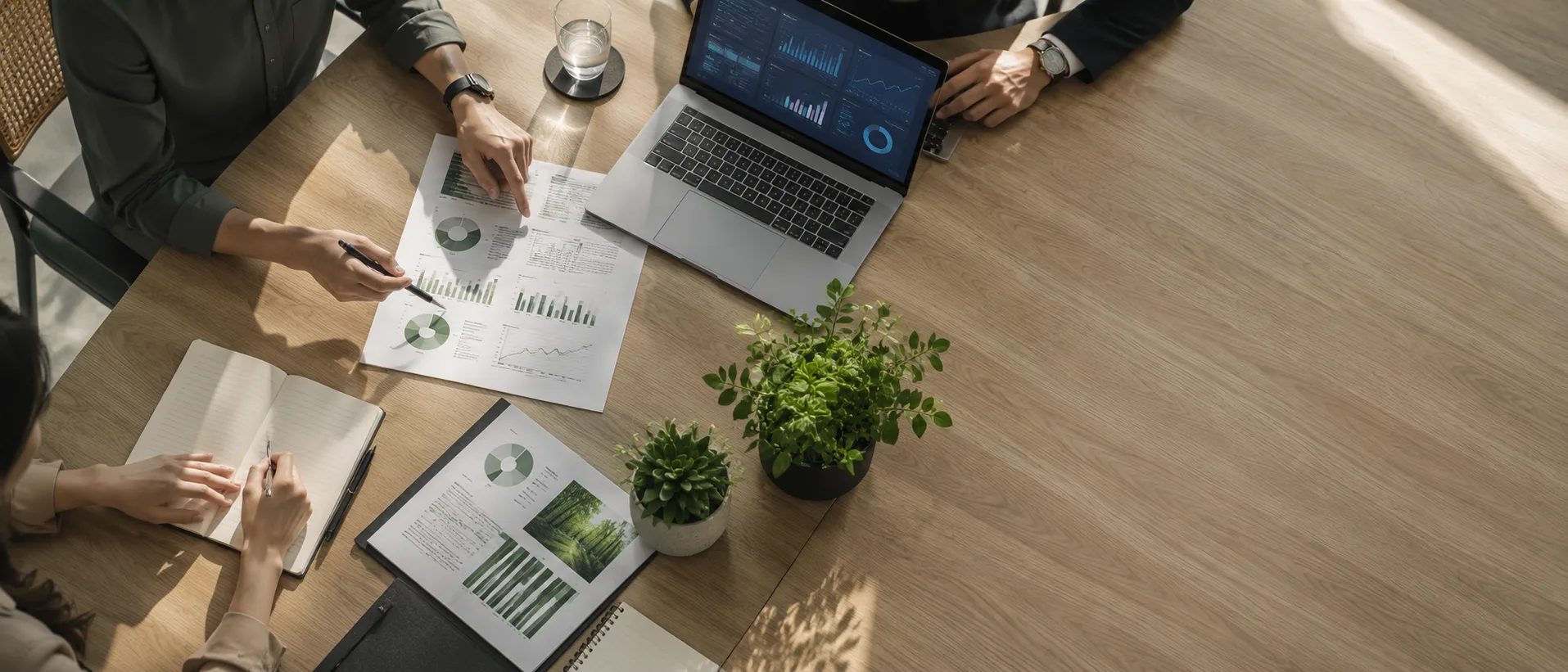 Profissionais revisando estratégia ESG